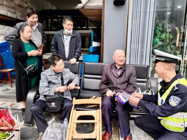 洪江市交警把交通法规讲到群众心坎上