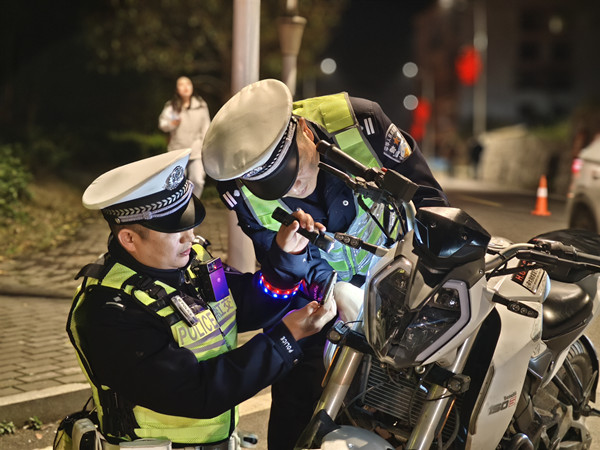 市公安局：夜查整治常态化，筑牢道路交通安全防线