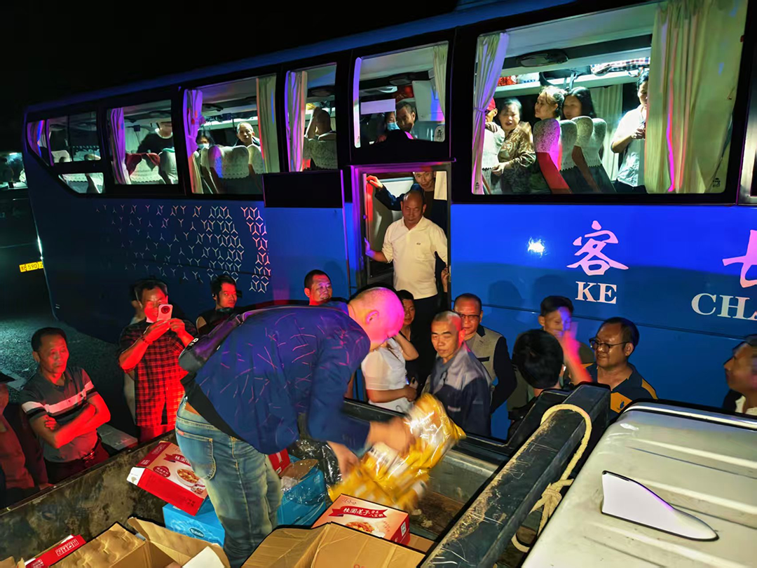 【安江镇】司乘人员滞留高速 雪峰山下暖食递温情