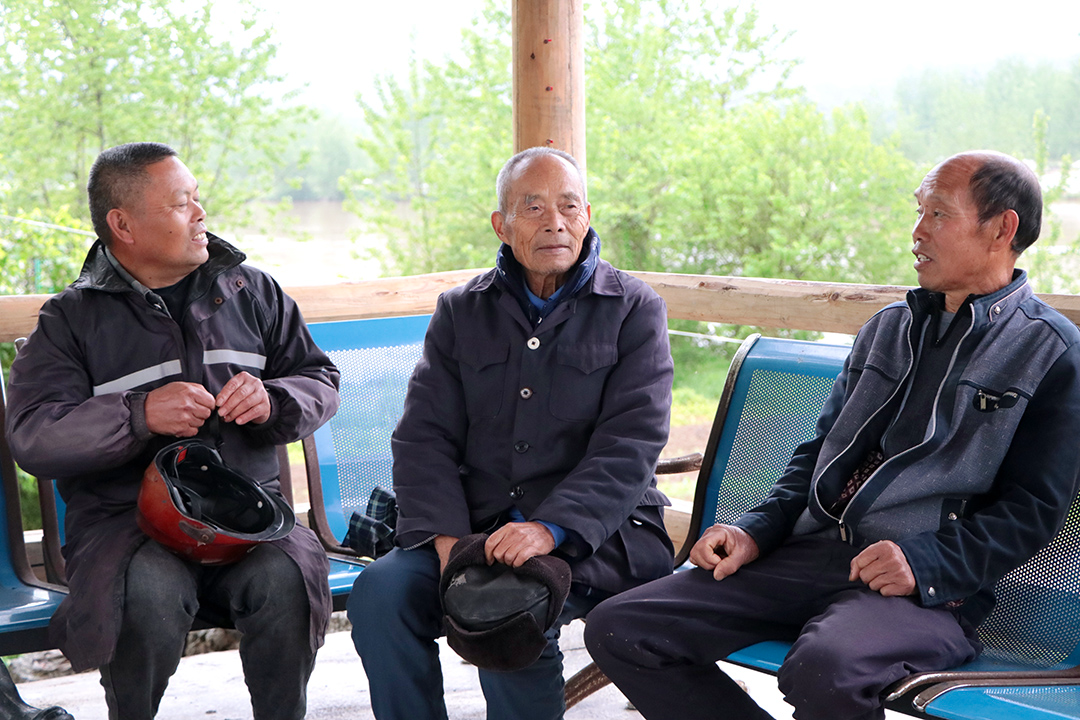 淳朴村民邓先智勇救落水司机获赞