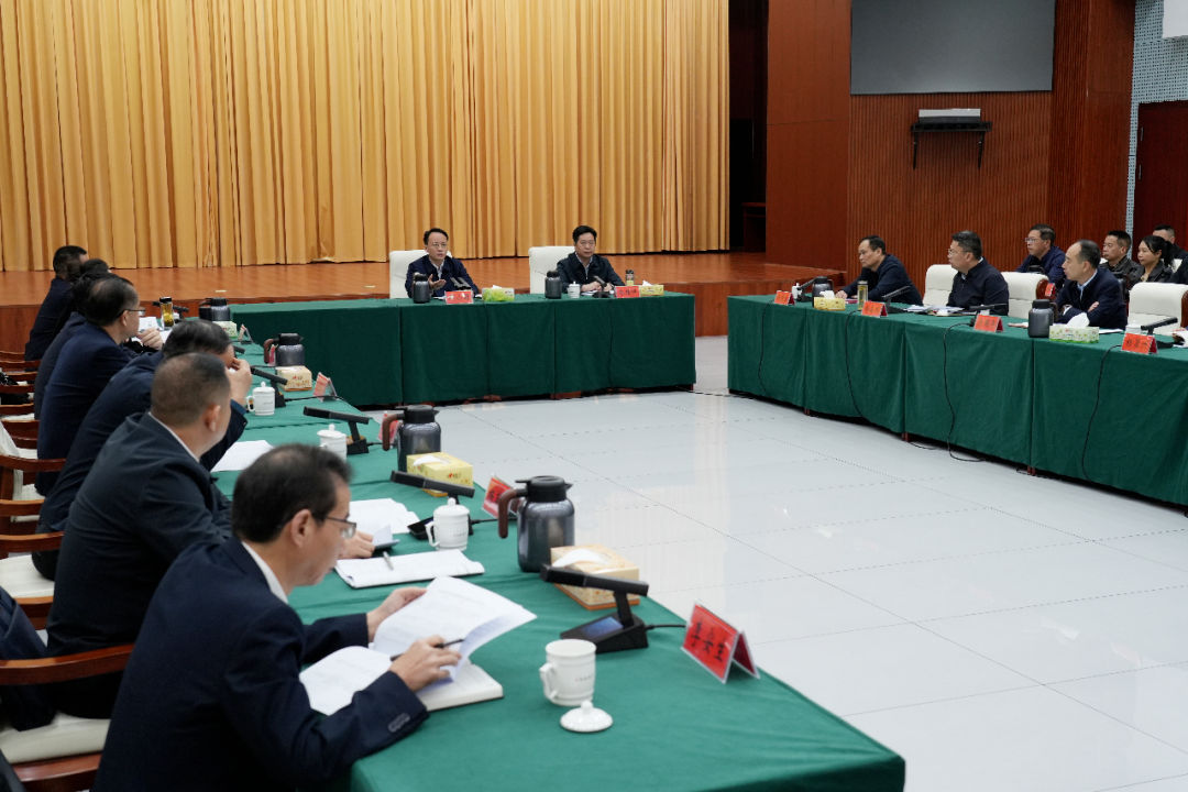 郑小胡主持市委理论学习中心组集体学习