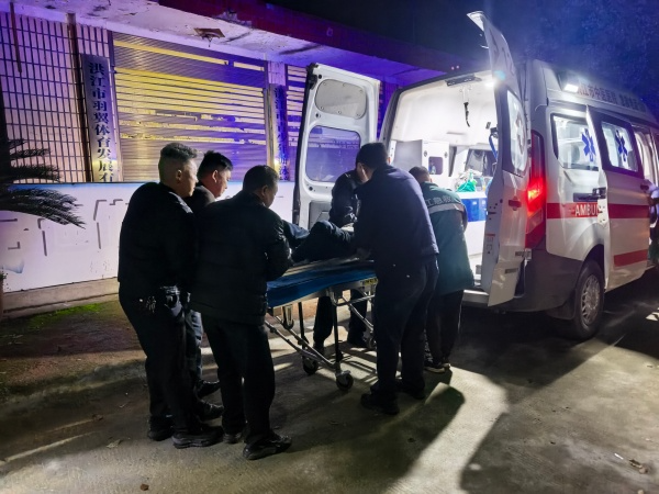 市公安局：深夜紧急地毯式搜救，六小时寻回走失老人