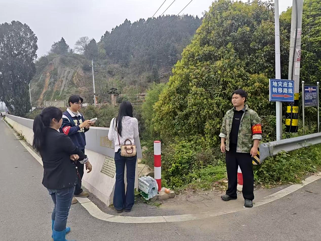 【安江镇】清明晴日寄哀思 文明值守护平安