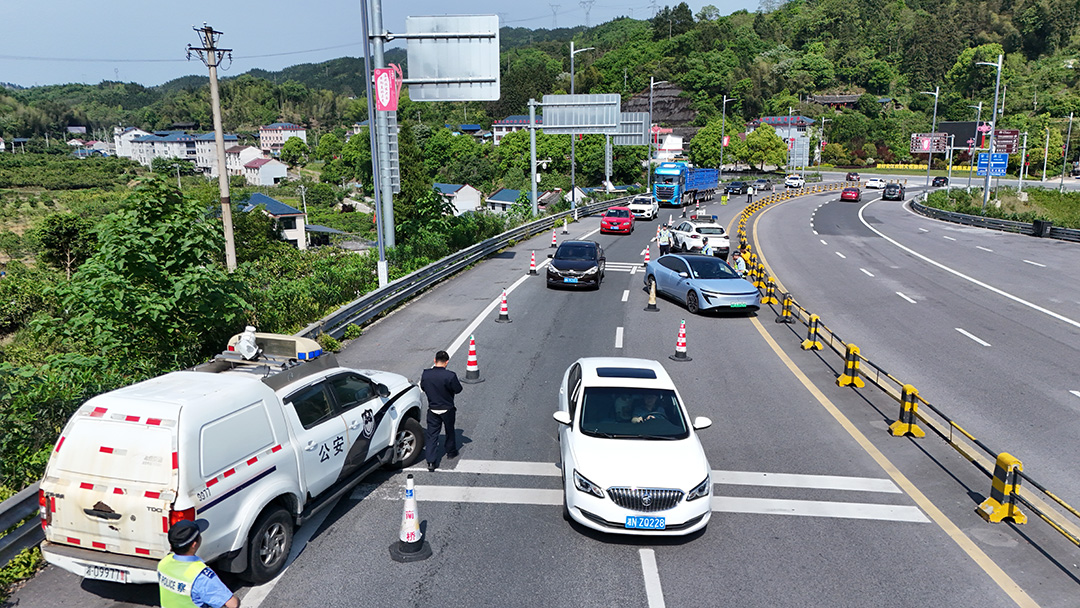 五一护航出行 高速交警筑牢道路交通安全防线
