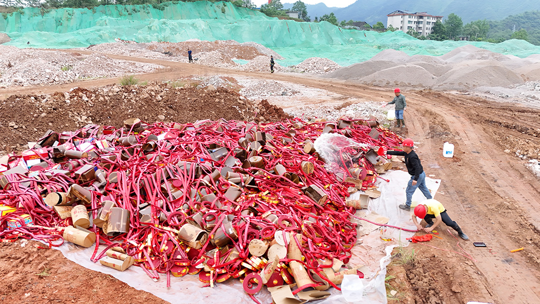 洪江市集中销毁1700余件非法烟花爆竹 筑牢安全生产防线