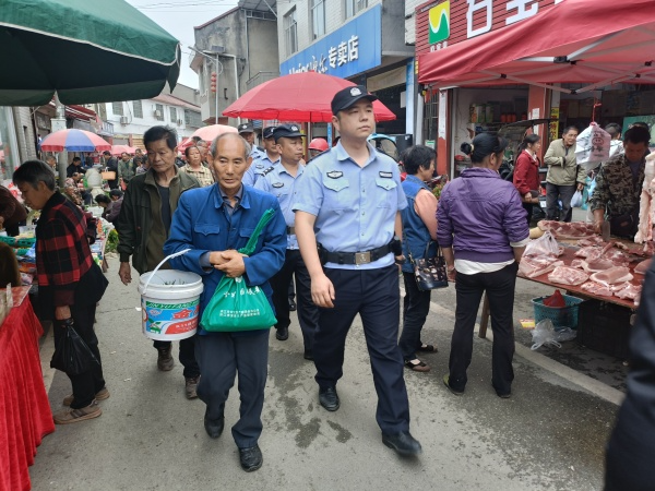 市公安局：集市烟火浓，警蓝“逛”不停