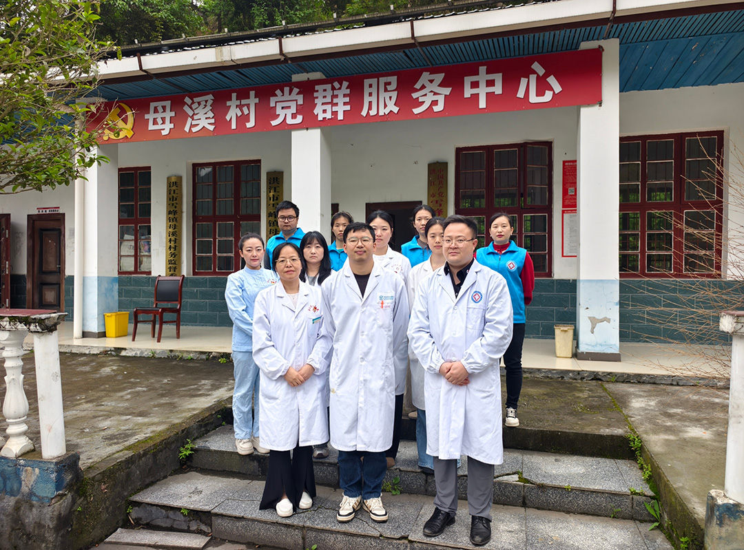 市人民医院联合雪峰镇中心卫生院开展义诊下乡活动