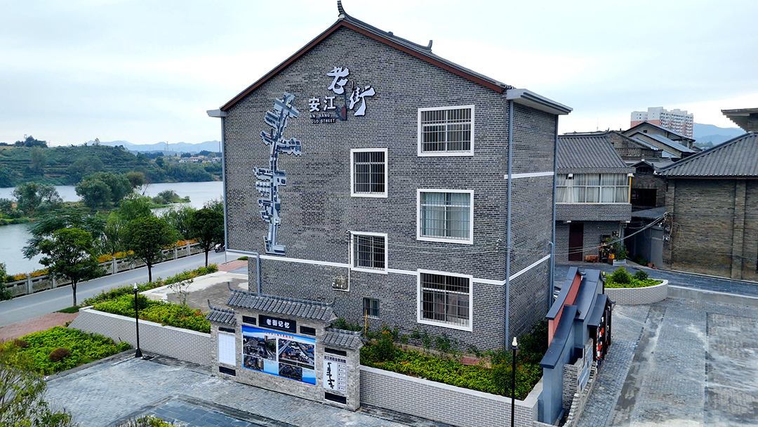 10月15日，洪江市安江镇老街改造工程稳步推进，老码头、幸福街角、胜利广场及汪家巷口等核心区域迎来建.jpg