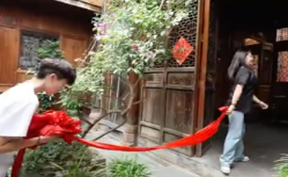 【微视频】烟火黔阳·良夕遇佳人丨接了我的绣球，你就跑不掉了哦