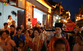 烟火黔阳 良夕遇佳人 | 纱幔的光影飘过青石板路，巡游的灯火照亮长街，黔阳古城的夜风为你送来幸福的欢笑