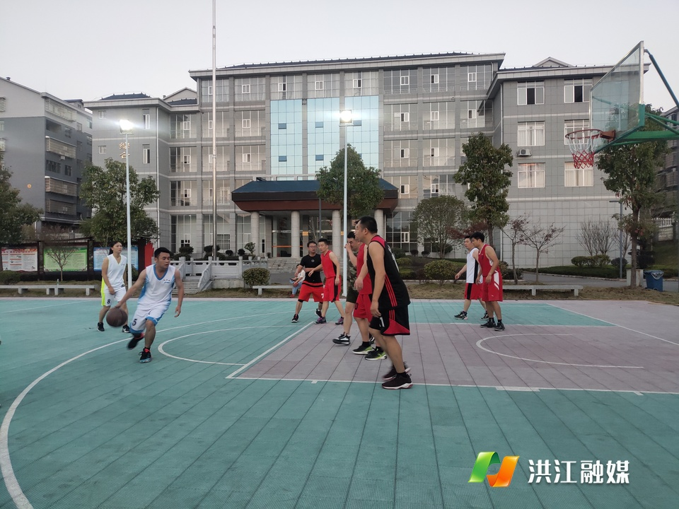 两届青年后备干部培训班举行篮球比赛，学员的回答亮了