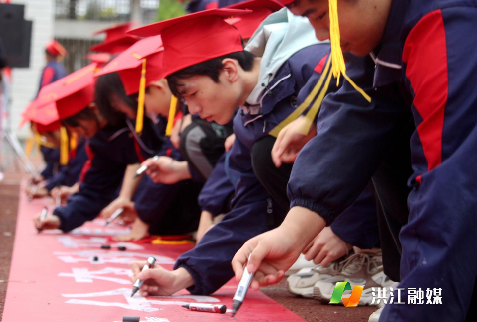 学子们也纷纷向老师、父母们行拜谢礼，表达内心的感激之情。