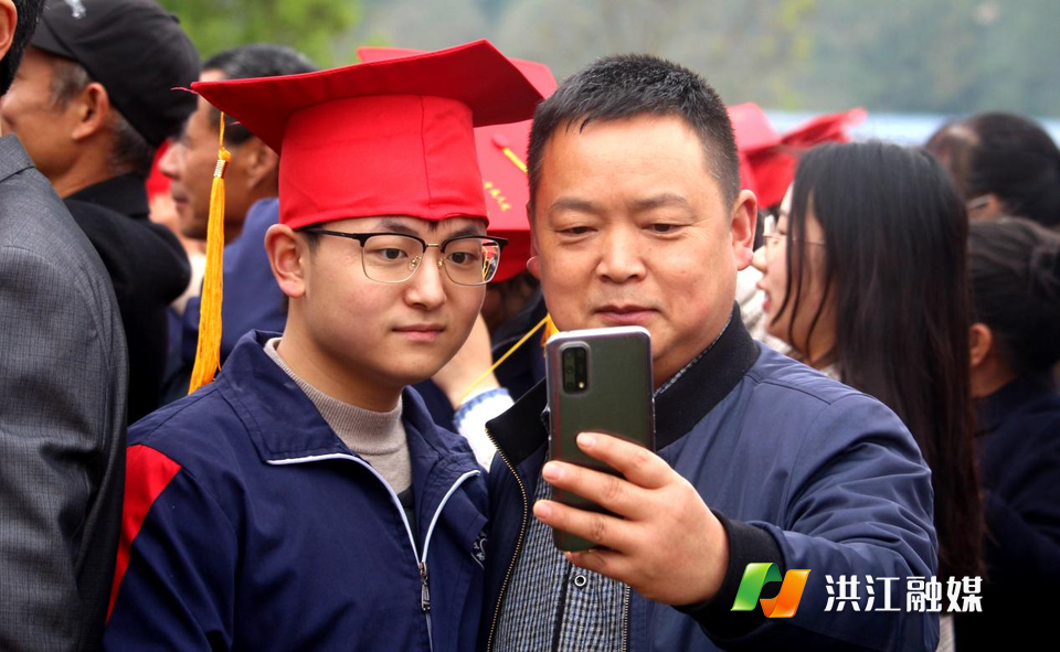 活动最后，学子在高考条幅亲笔写下自己的名字，亲子挽手走过“成人门”。