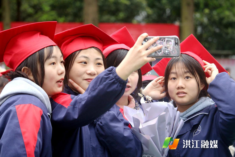 此次高三成人礼和高考冲刺大会画上了圆满的句号。