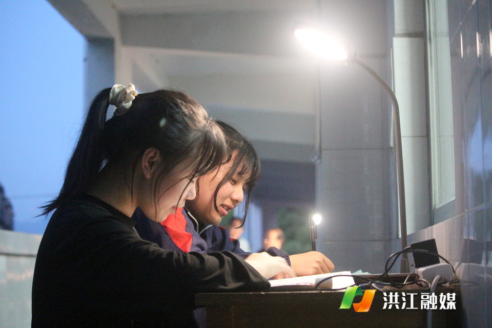 500多名考生正抓紧时间自主复习，进行高考前最后的备考冲刺。
