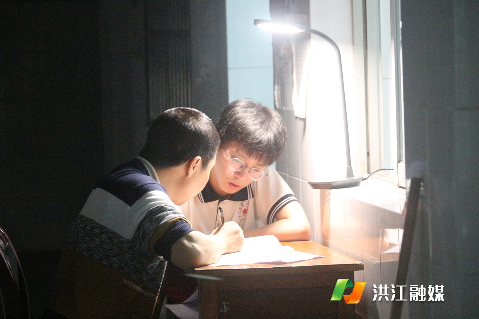 还安排了相关老师为学生们答疑解惑。