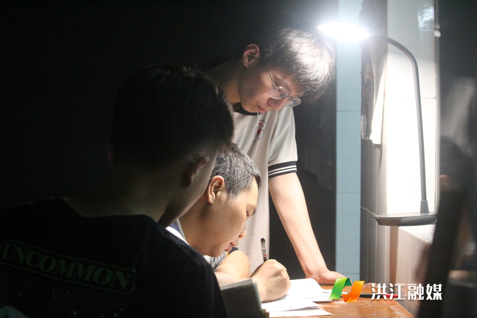 学校在每间教室的走廊处安排了一张简单的桌子和一台灯。