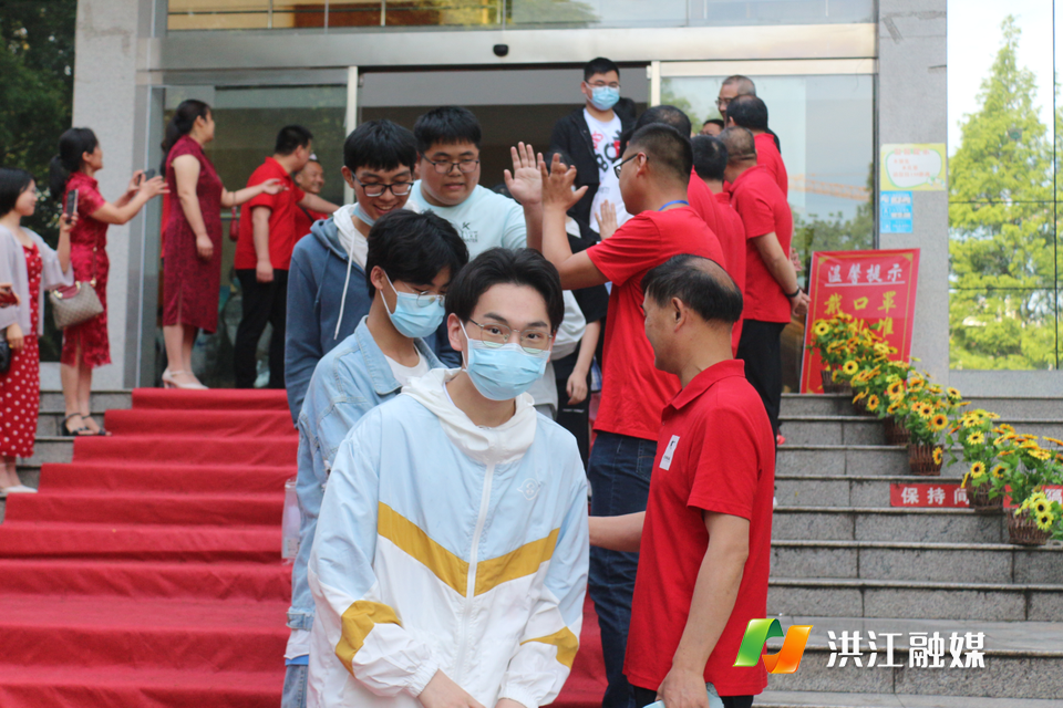 图为考生们与老师击掌后从容奔赴考场。