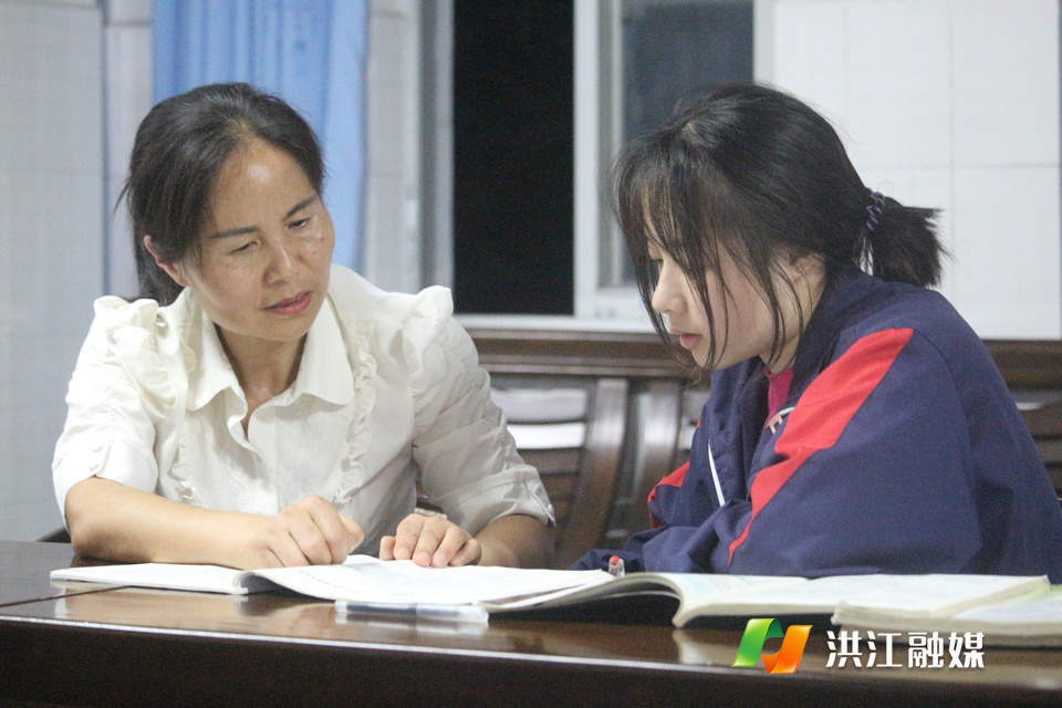 考生们表示，在高考前夜能和老师进行深入交流，和同学们为了各自的梦想奋斗，是一件很有意义的事。