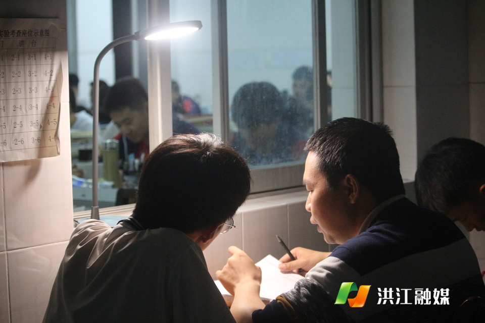 高考前夕，洪江市黔阳一中科教楼灯火通明。
