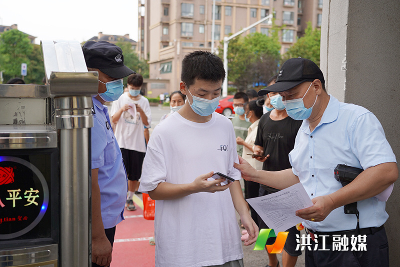 学校安保人员核实入校学生信息。