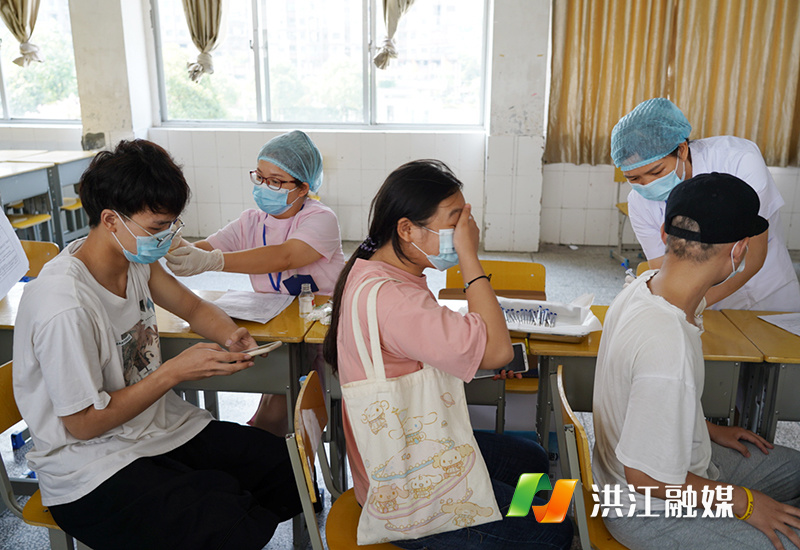 一位女生因为害怕打针蒙上了眼睛。