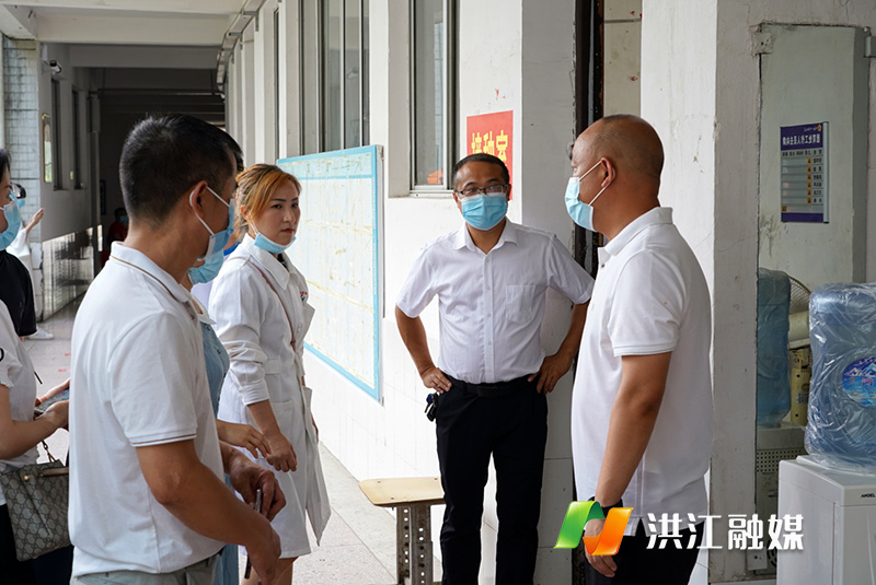 上级领导与学校领导、医院工作人员了解相关情况，截止下午3点，共接种15-17岁学生440余人，进一步筑牢校园疫情防控安全防线。
