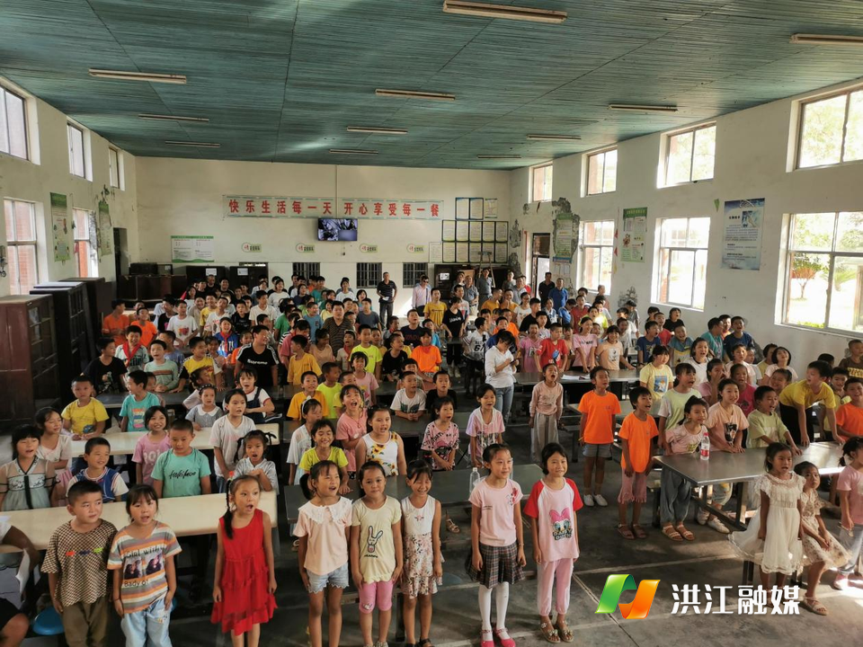 最后，全校学生为老师们送上最真挚的祝福。