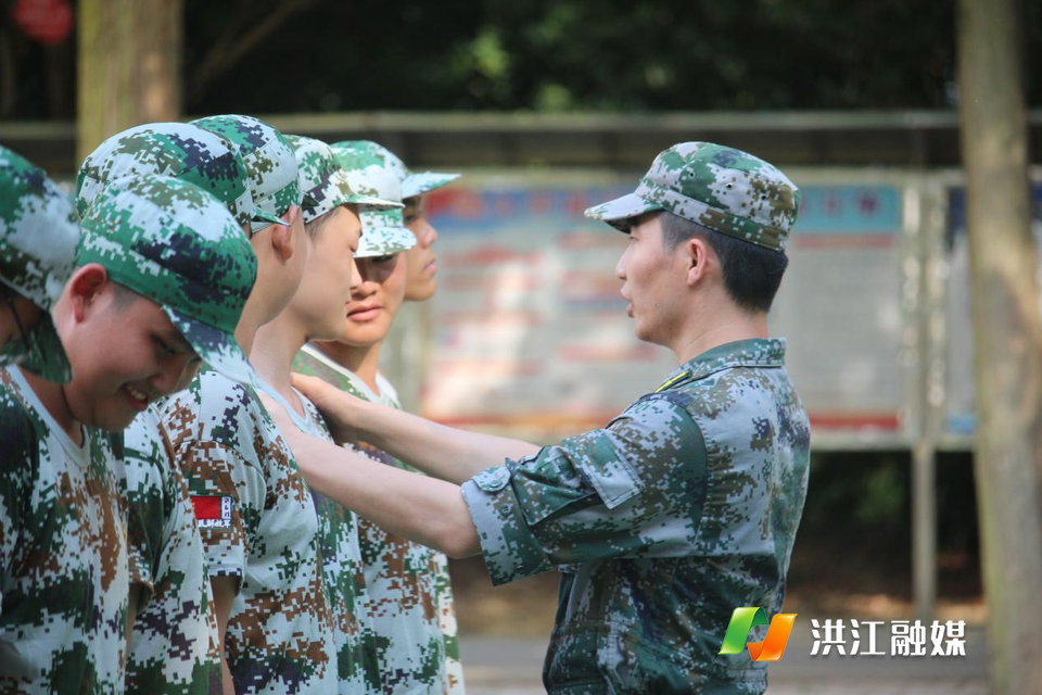 草木绿遇上热血红