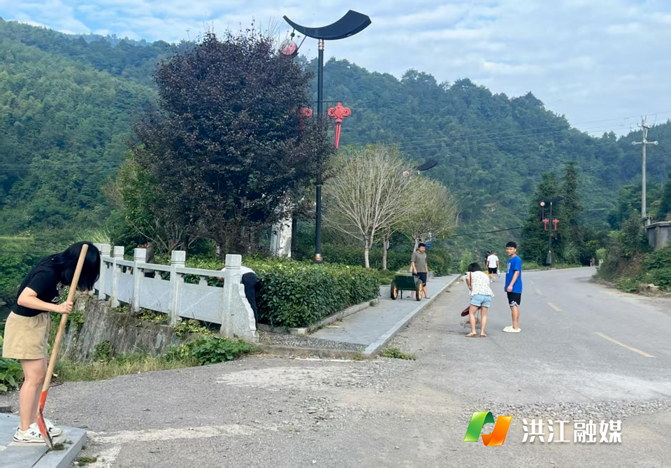 【深渡苗族乡】开展长廊除草行动 打造宜游宜居美丽乡村