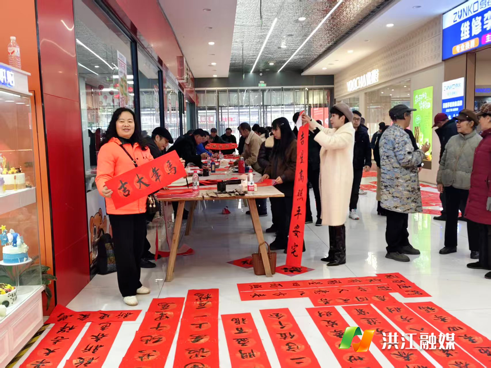 市老干部（老年）书画家协会开展“迎新春·送祝福”书赠春联活动