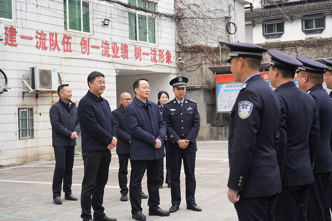 1月22日，市委书记郑小胡到市公安系统开展调研.jpg