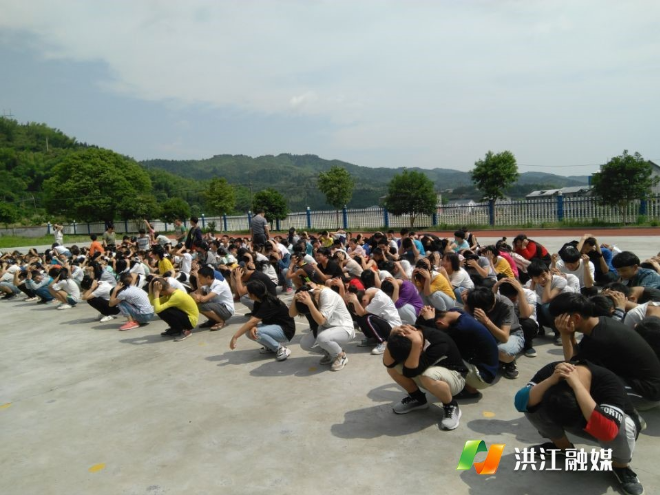 熟坪乡中心学校开展防震紧急疏散演练