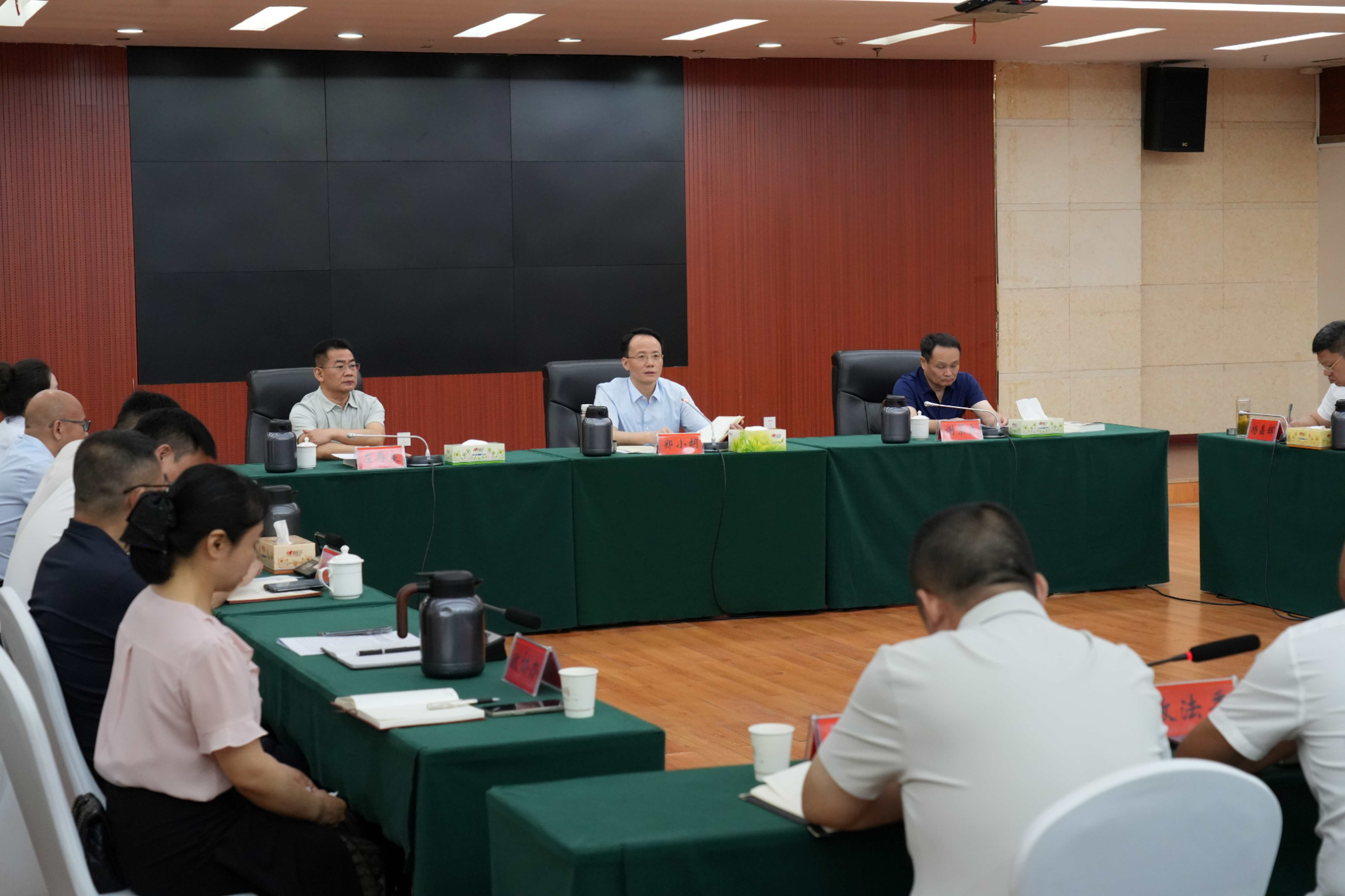 郑小胡主持市委理论学习中心组2026年第五次集体学习