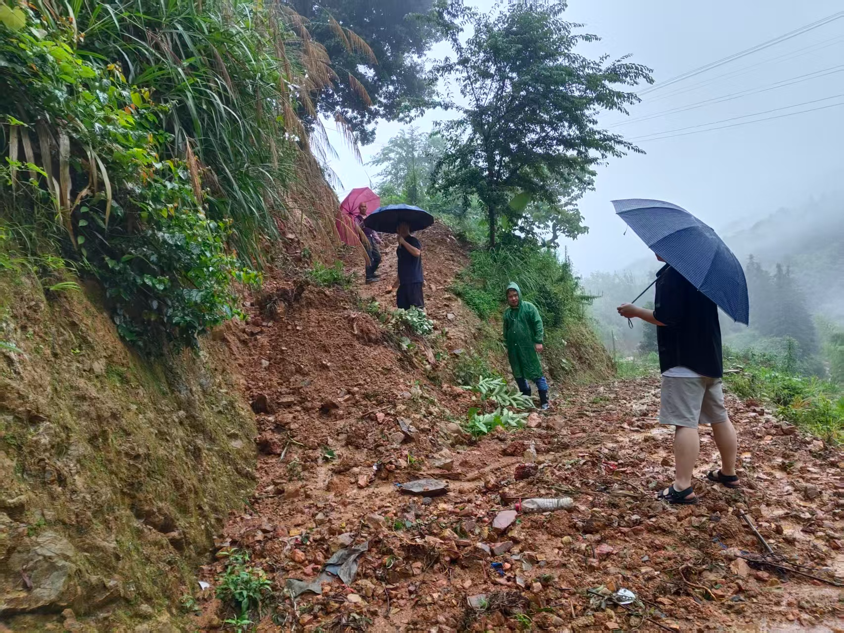 洪江市：降雨致道路塌方 快速抢险恢复通行