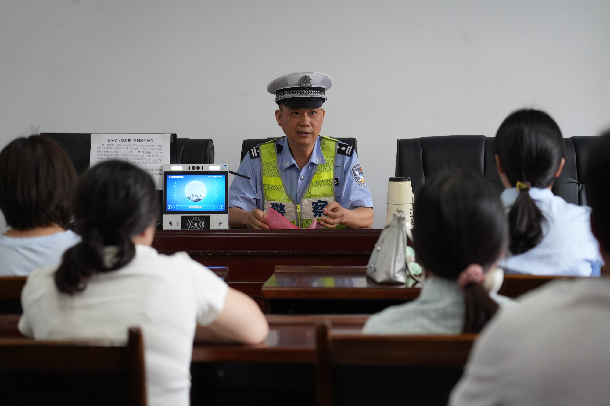 洪江市交警：多举措筑牢安全防线 全方位护航2026年高考
