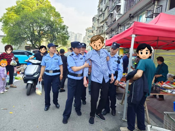 市公安局：集市巡逻伸援手，护送老人暖民心