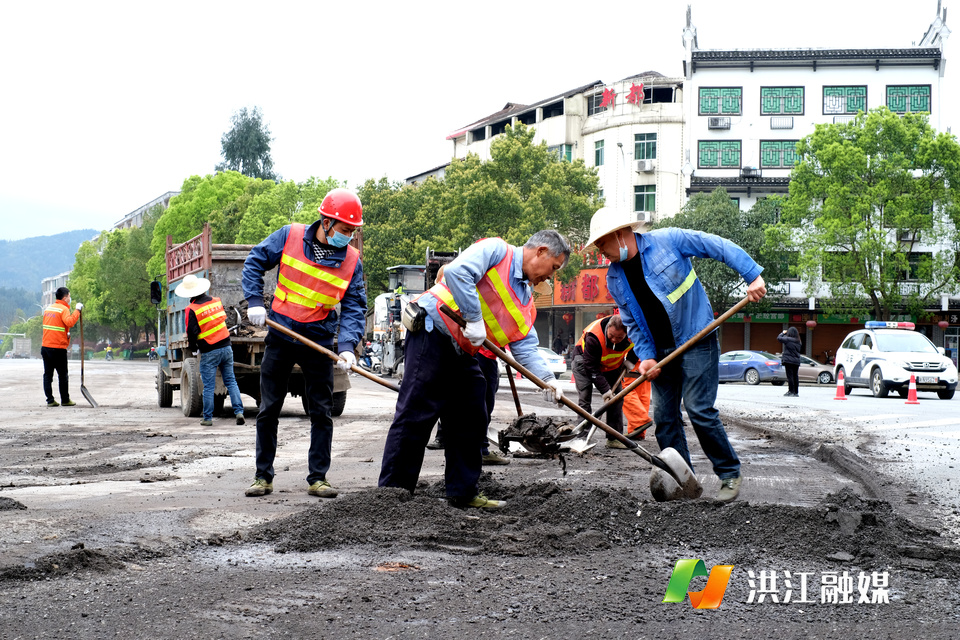 施工工人正在对道路的路基进行清理工作，为后期铺设沥青路打下坚实基础。