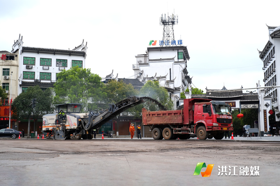 3月23日，209国道洪江市古城路段公路提质改造工程正在进行中。