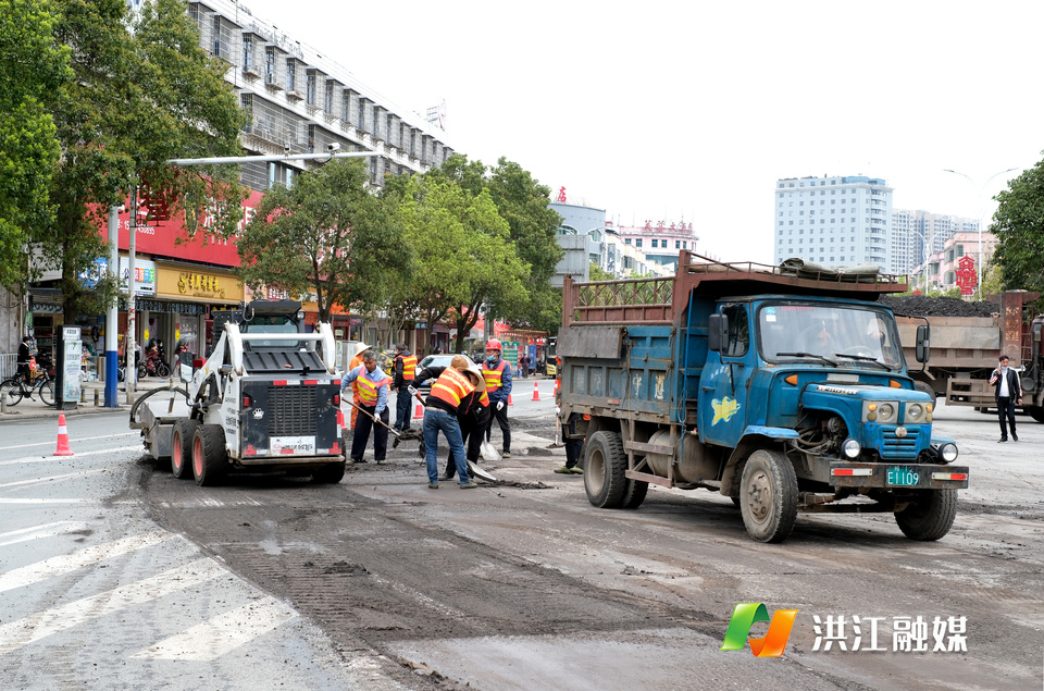 施工工人正在对道路的路基进行清理工作，为后期铺设沥青路打下坚实基础。