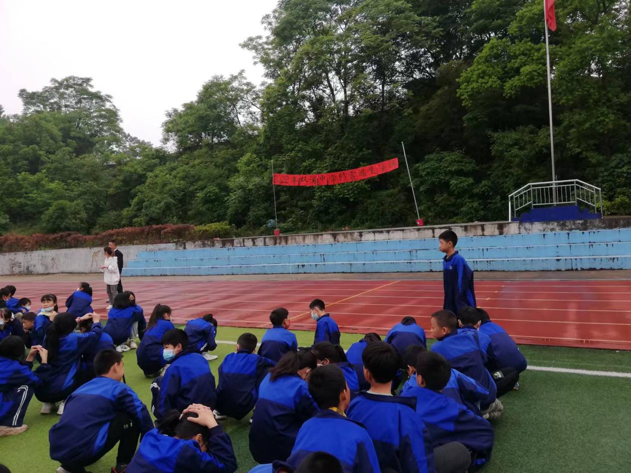 现场清点避险学生人数