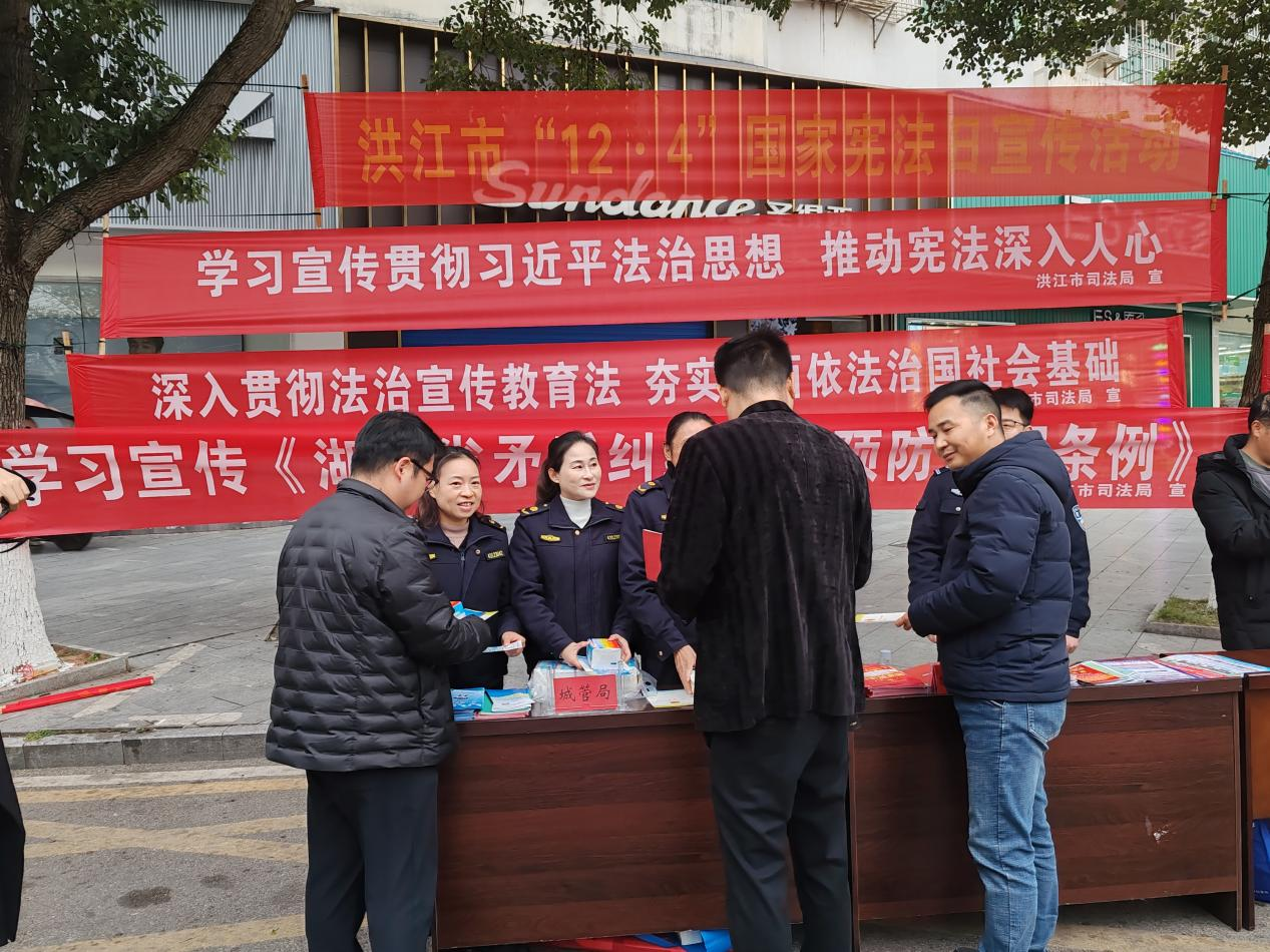 市城管局：开展宪法宣传 弘扬法治精神 共筑法治城市