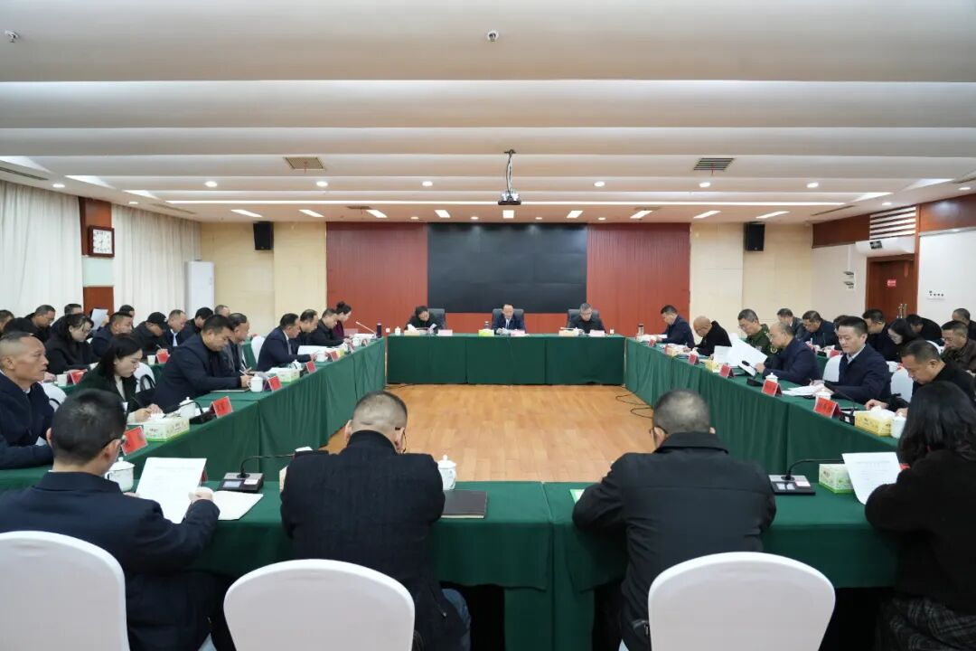 郑小胡主持市委理论学习中心组2025年第15次集体学习