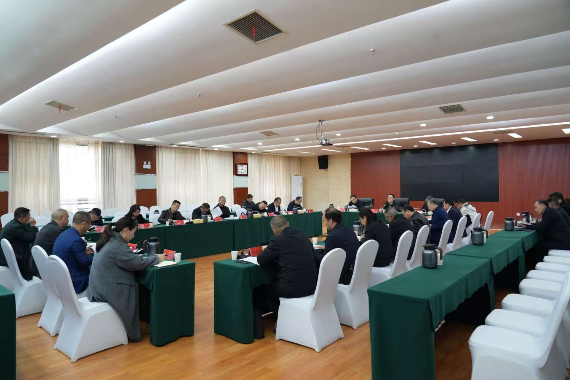 郑小胡主持召开我市“十五五”规划《建议》编制座谈会