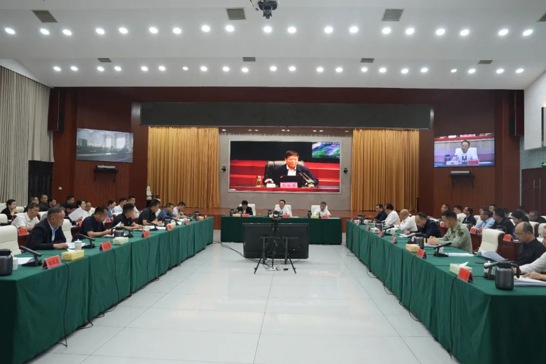 郑小胡主持市委理论学习中心组集体学习