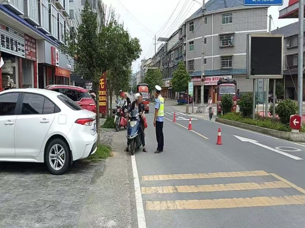 市公安局：开展交通劝导，筑牢安全防线