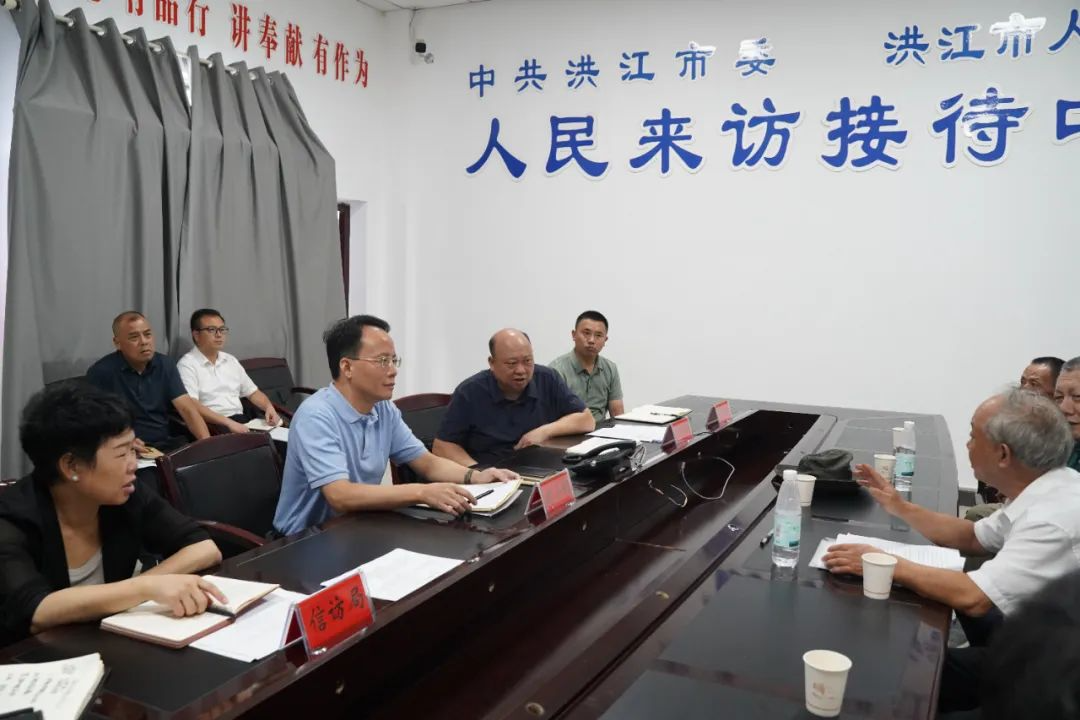 郑小胡在市信访局接待来访群众