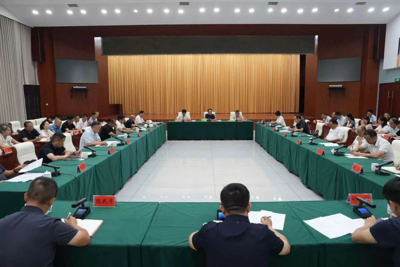 郑小胡主持市委理论学习中心组集体学习