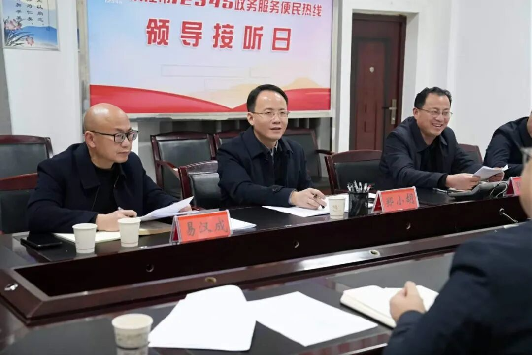 郑小胡在市信访局接待来访群众