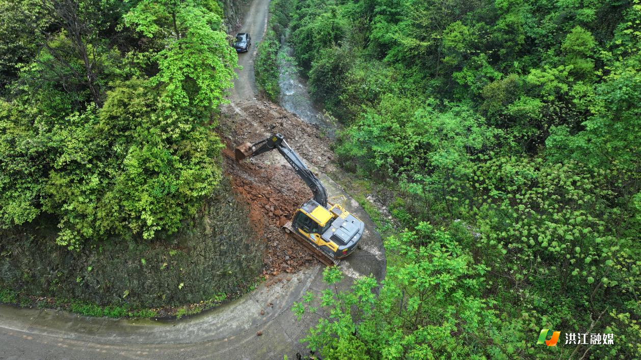 降雨引发山体滑坡 洪江市快速处置恢复道路通行